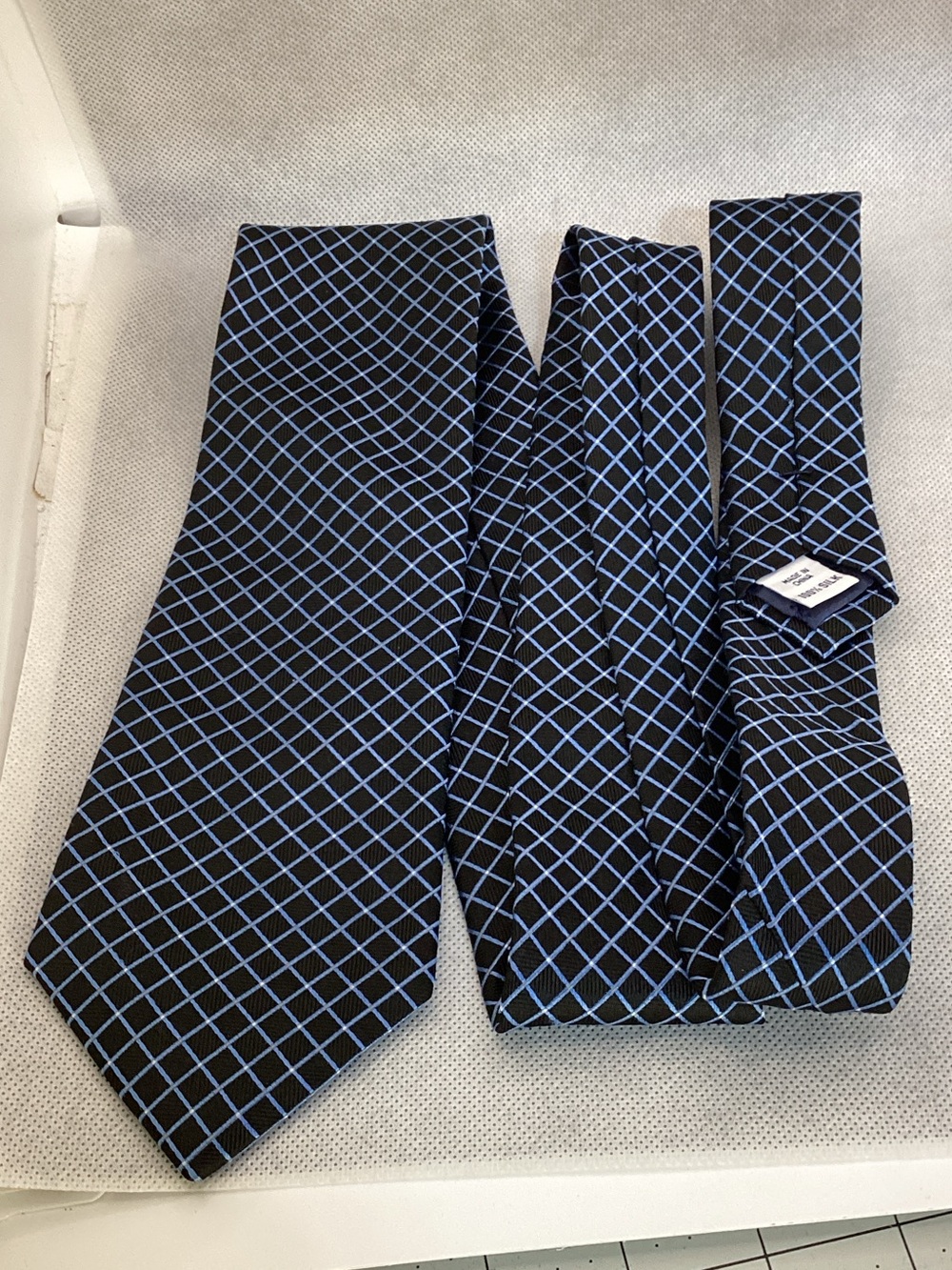 IZOD Men’s Black Blue Grid Pattern Tie Classic Geometric Business Necktie - Picture 4 of 4
